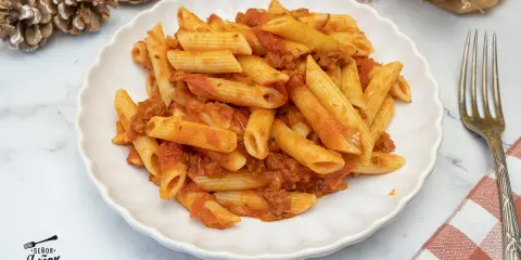 Un plato de macarrones con chorizo, cubiertos con una rica salsa de tomate. ¡Un clásico reconfortante!