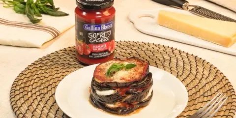 Deliciosas berenjenas a la parmesana apiladas, con queso fundido y salsa de tomate casera.