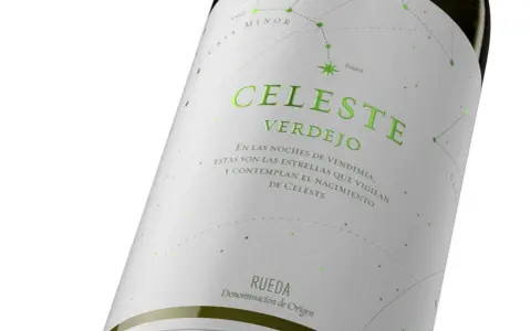 Botella de vino Celeste Verdejo, con diseño de constelaciones. Opiniones sobre este vino son muy positivas.