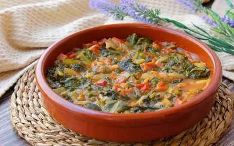 Guiso casero de acelgas con tomate y pimientos, ideal para recetas con acelgas saludables y deliciosas.
