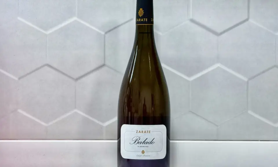 Botella de Zarate Balado Albariño, uno de los tipos de vinos gallegos más apreciados.