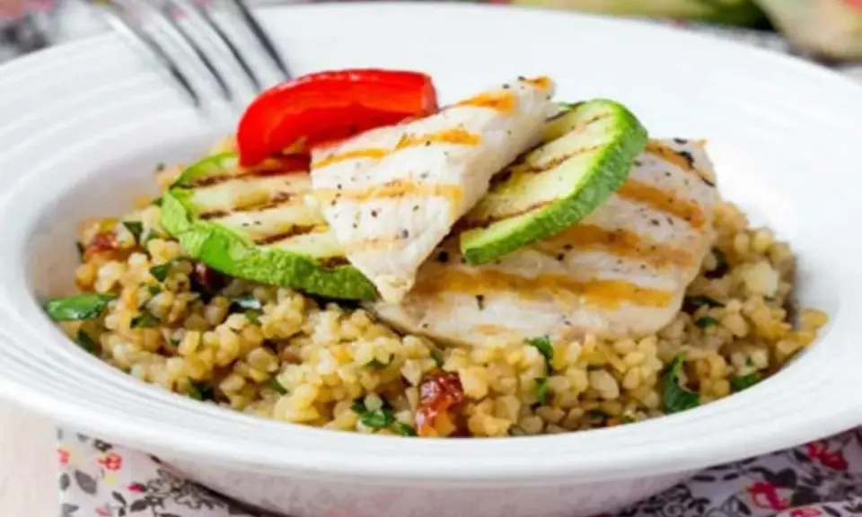 Sabrosa quinoa con pollo a la parrilla, calabacín y pimiento rojo. ¡Perfecto para tus recetas con quinoa y pollo!